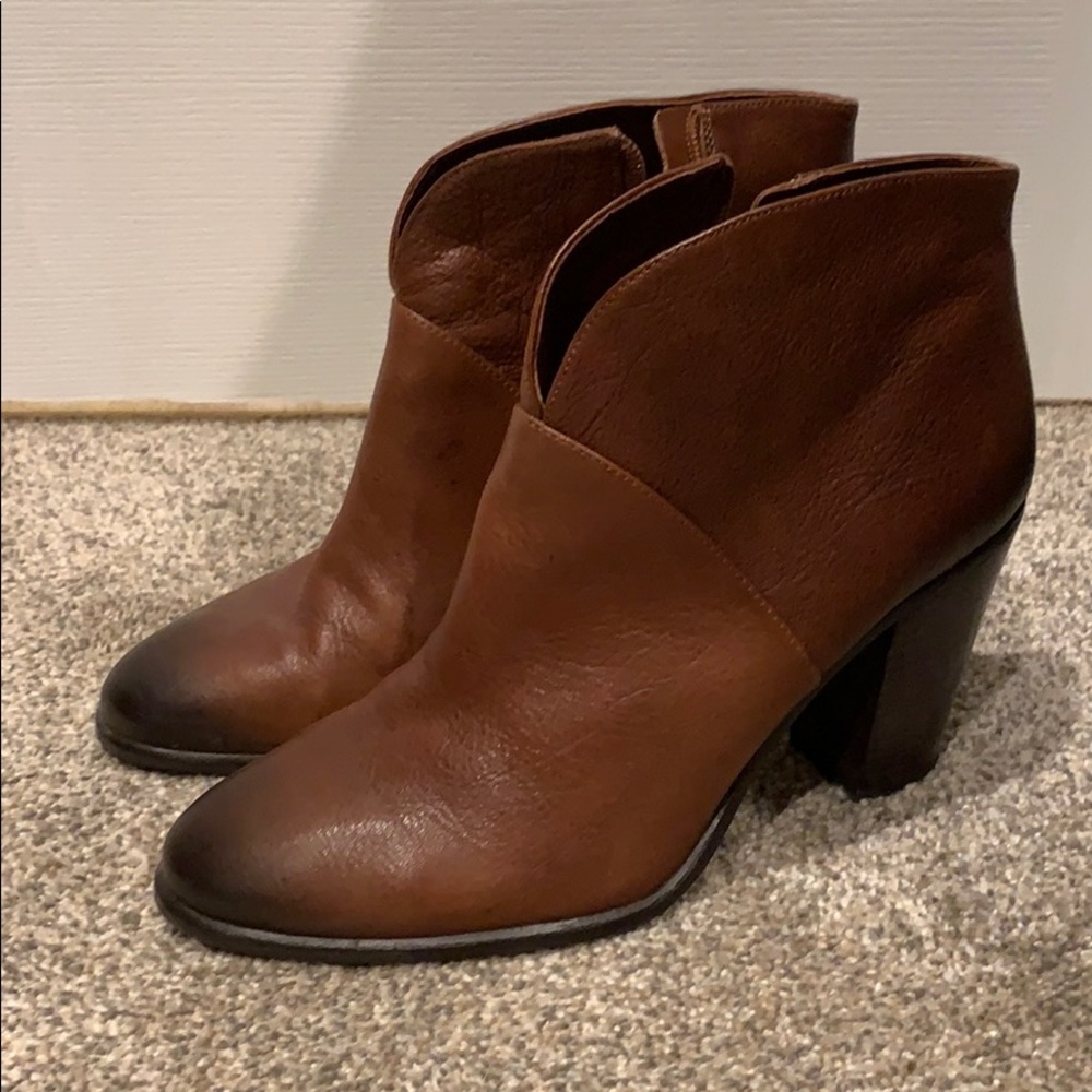 Ombré brown Vince Camuto boots LIKE NEW